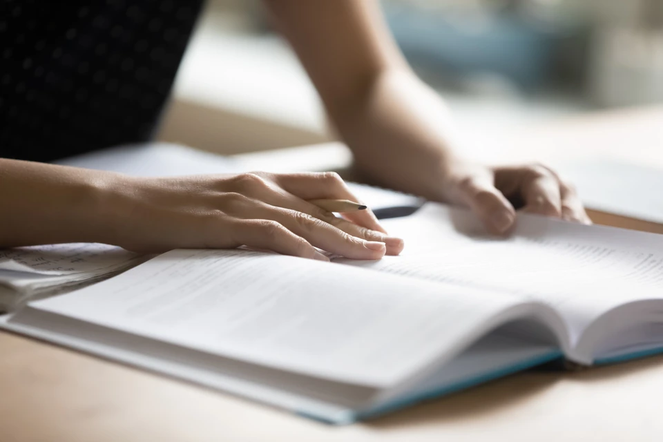 Directeur, employeur, chef et chef de l'équipe, écoutant la candidate latine lors d'une entrevue d'emploi, consultant la cliente lors d'une réunion de bureau