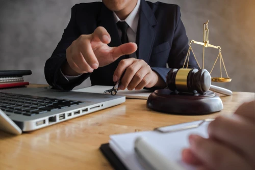 Bureau d'avocat avec professionnel en costume travaillant sur ordinateur portable